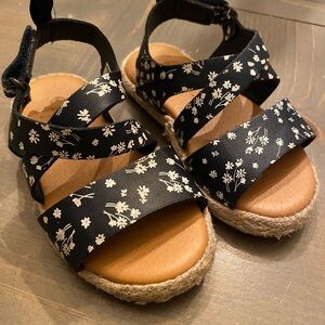 Little girls size 6 OshKosh Bgosh navy sandals with white flowers
